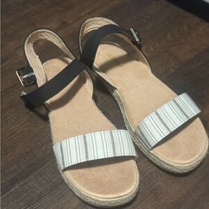 Old Navy Black and White Striped Sandals Sz 8